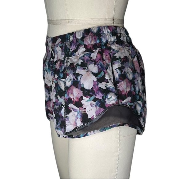 Lululemon Hotty Hot Short II '2.5" Utopia Multi/ Deep Phantom Size: 6 - Picture 9 of 15